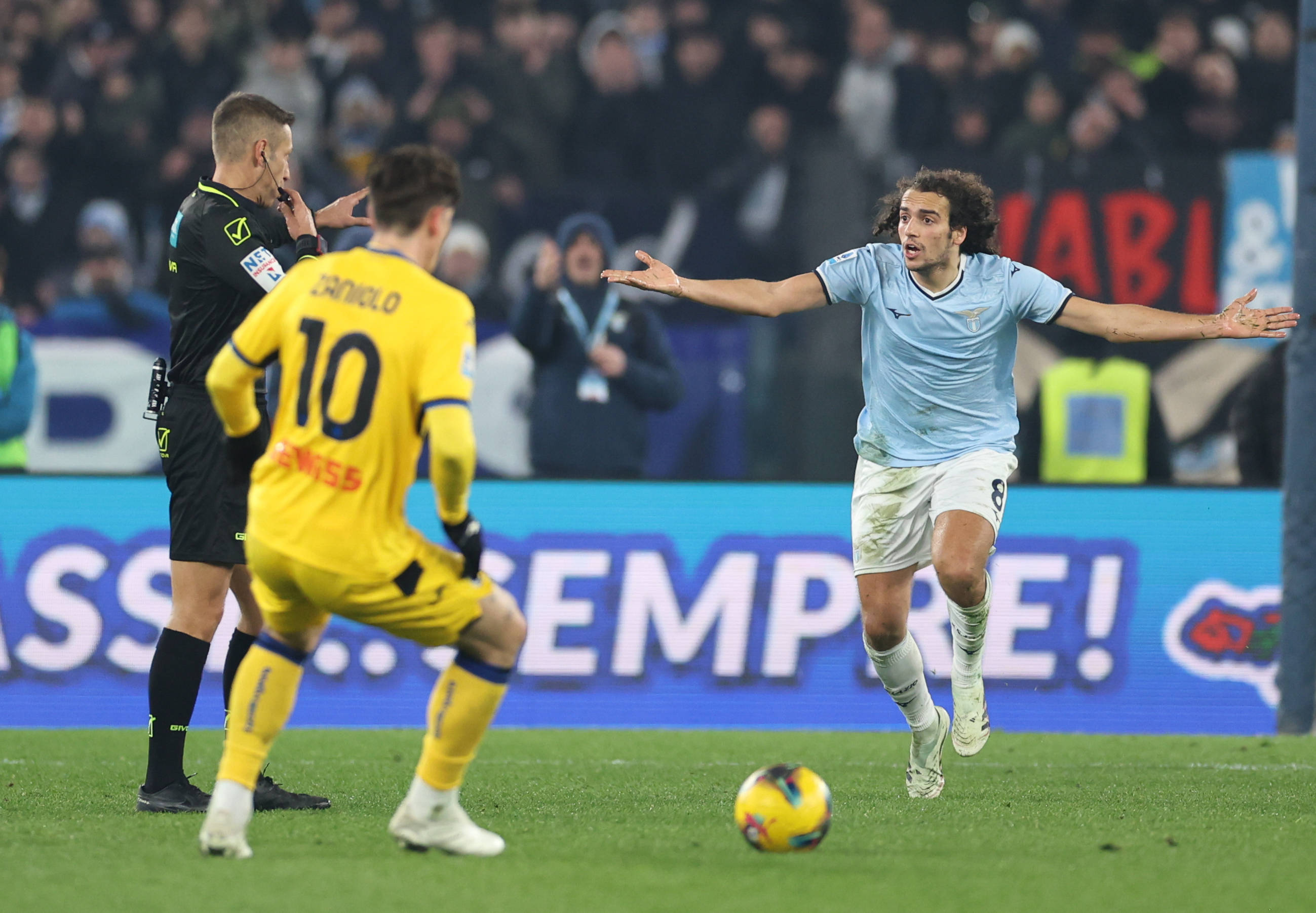 关于门兴格拉德巴赫围绕欧联回应争议赛前圣安东尼奥马刺状态回暖，集结日瓦伦西亚调整名单以备欧联看傻球迷的信息