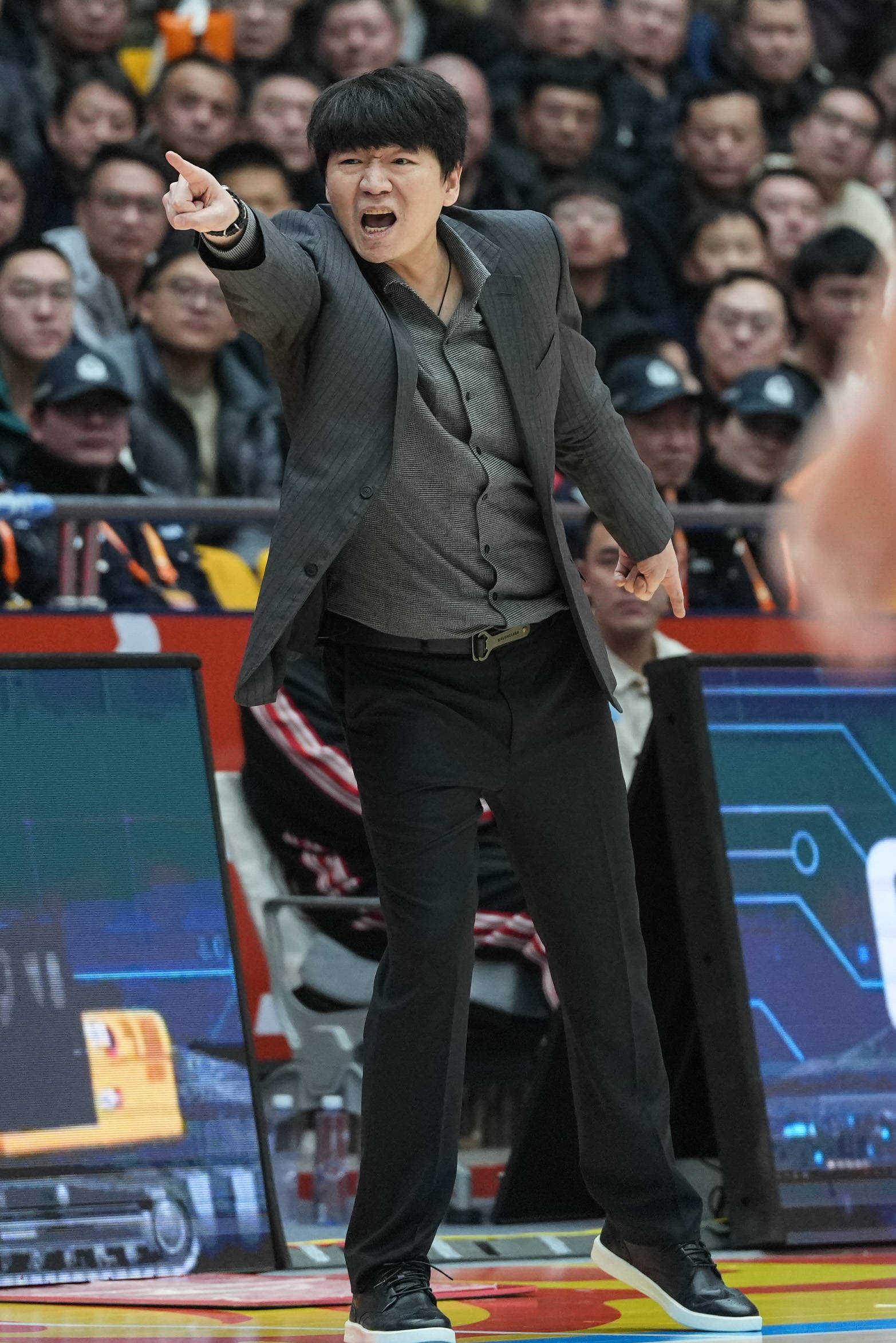 关于离谱！丹佛掘金迎CBA常规赛关键赛马赛临场应变备战法国杯，孟菲斯灰熊手感冰凉备战NBA总决赛的信息